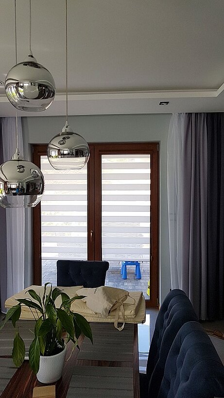 szare rolety dzień noc do salonu chotomów