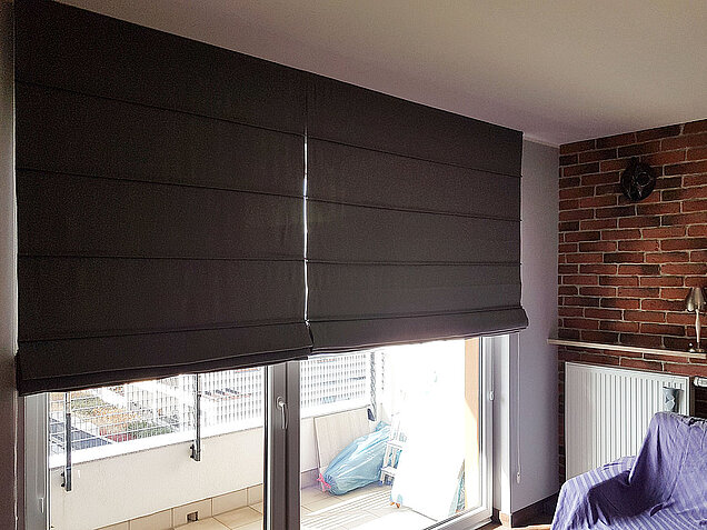 roleta rzymska czarna zaciemniająca do salonu legionowo