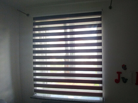 fioletowe rolety do pokoju dziecięcego