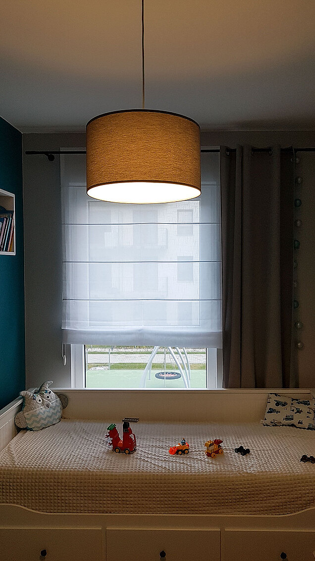 rolety rzymskie białe półprzezroczyste do pokoju chłopca