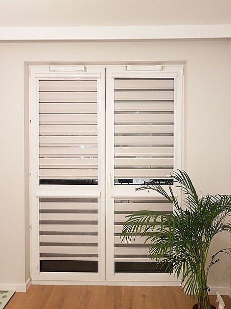 rolety dzień noc szare do okna dwudzielnego pionowego