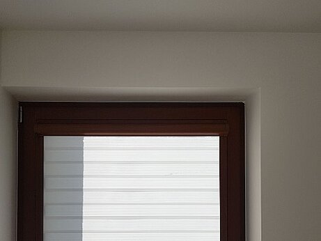 szare rolety dzień noc w brązowej kasecie