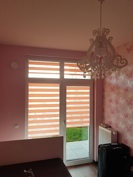 różowe rolety dzień noc do sypialni