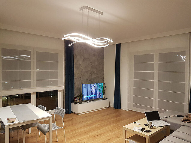 białe rolety rzymskie na okno dwudzielne do salonu pruszków