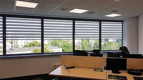 roleta biurowa dzień noc opuszczona do połowy