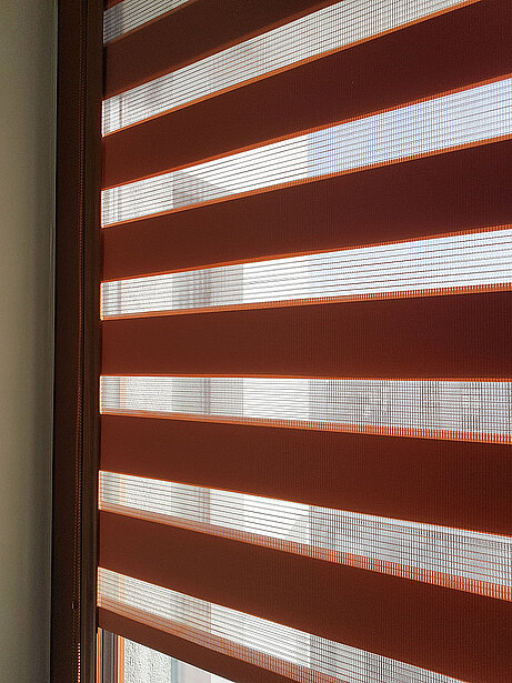 materiał brązowych rolet dzień noc