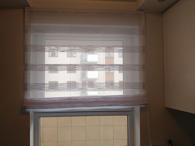 rolety rzymskie biało fioletowe paski do kuchni konstancin