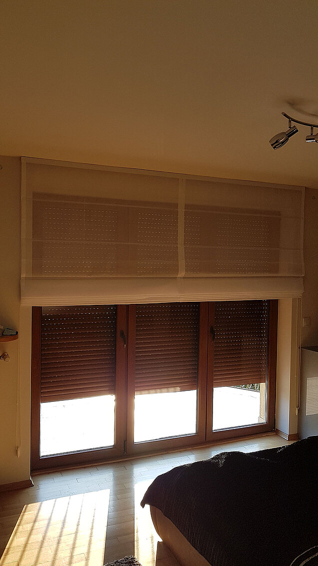 białe rolety rzymskie półprzezroczyste w sypialni stara miłosna