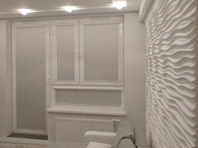 rolety w kasecie białej do salonu ze wzorami