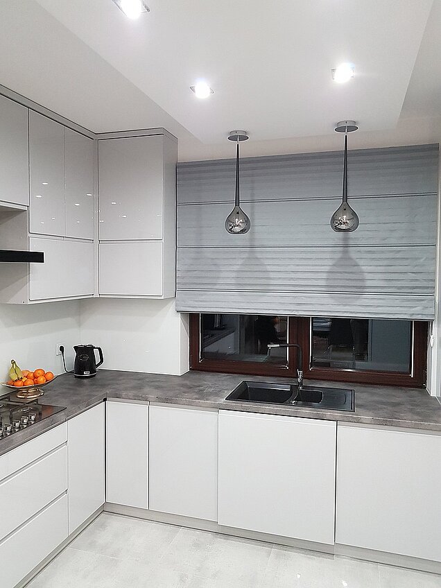 szara roleta rzymska do kuchni aranżacja wołomin