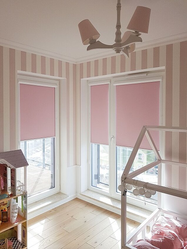 rolety w kasecie białej materiał różowy pokój dziecięcy w radzyminie