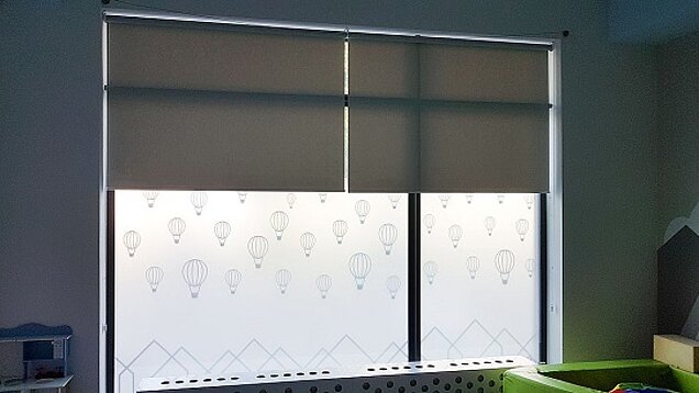 szare rolety wolnowiszące dla przedszkoli