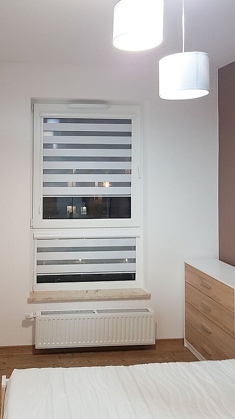 biała roleta dzień noc do sypialni