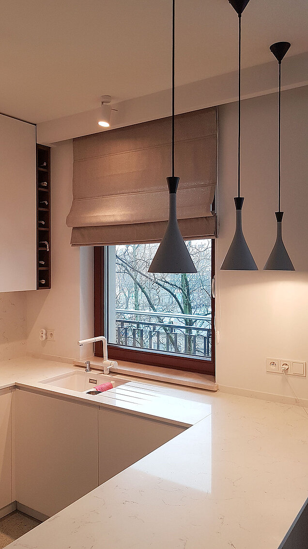 roleta rzymska szara zaciemniająca do kuchni brwinów