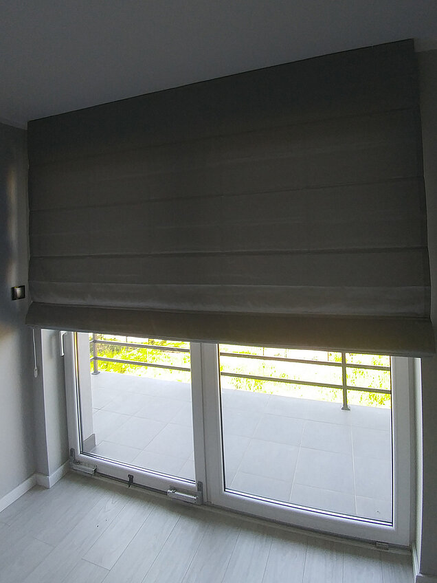 roleta rzymska szara materiałowa kobyłka