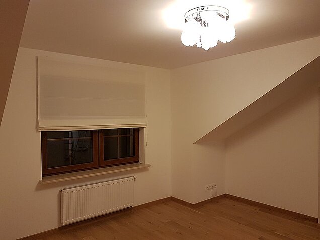 biała roleta rzymska pokój