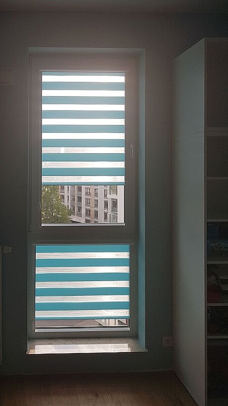 niebieskie rolety dzień noc do pokoju dziecięcego