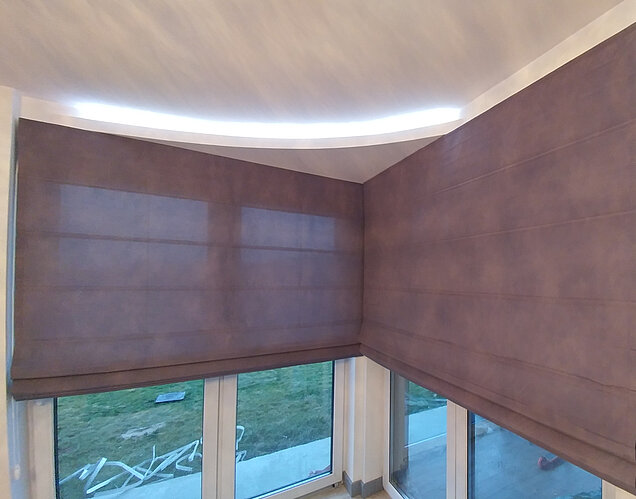 roleta rzymska w narożniku pokoju jabłonna