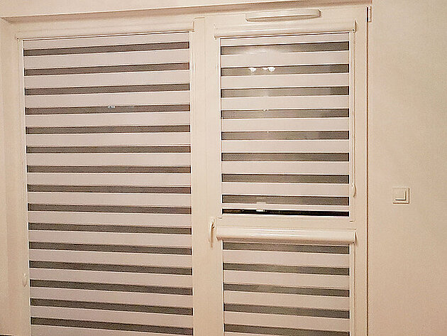 rolety dzień noc na okno z wywietrznikiem