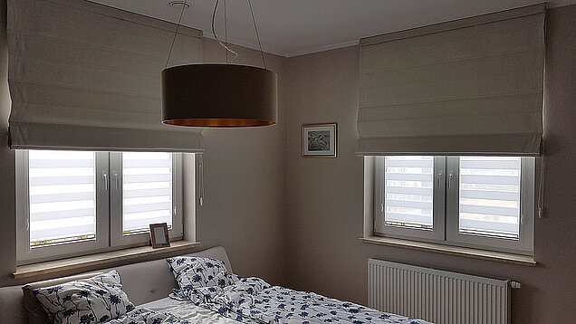 roleta rzymska biała zaciemniająca do sypialni serock