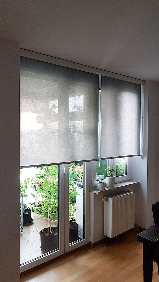 szare rolety wolnowiszące zaciemniające do salonu wołomin