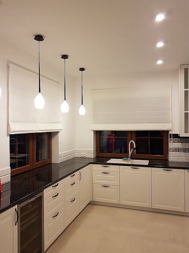 biała roleta w kuchni radzymin