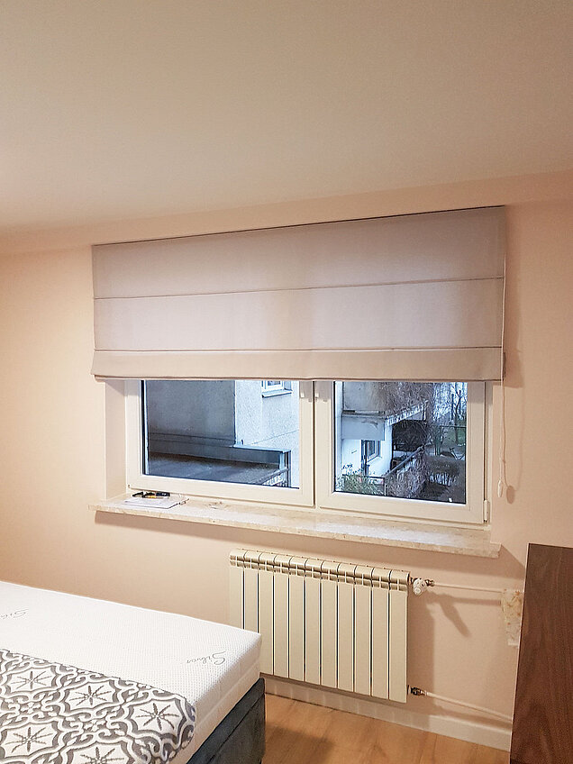 roleta rzymska półprzezroczysta na okno podwójne