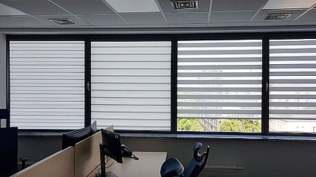 rolety biurowe dzień noc opuszczone całkowicie