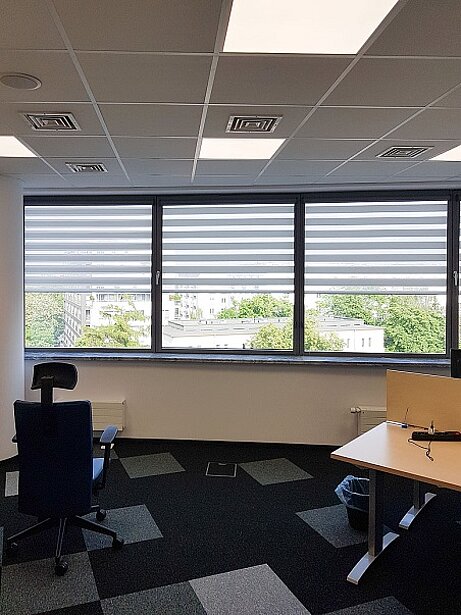 rolety dzień noc do biura na okna jednorzędowe