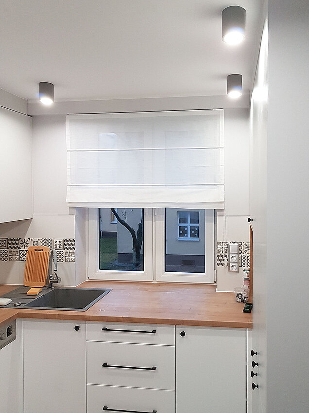 białe rolety rzymskie do kuchni zielonka