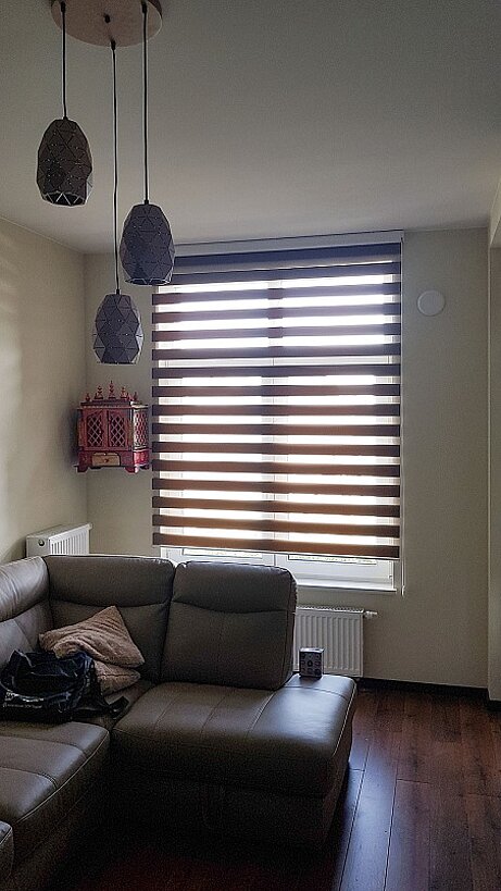 brązowa roleta okienna dzień noc warszawa ochota