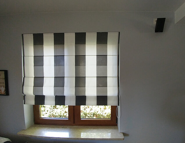 roleta rzymska biało czarna zabki