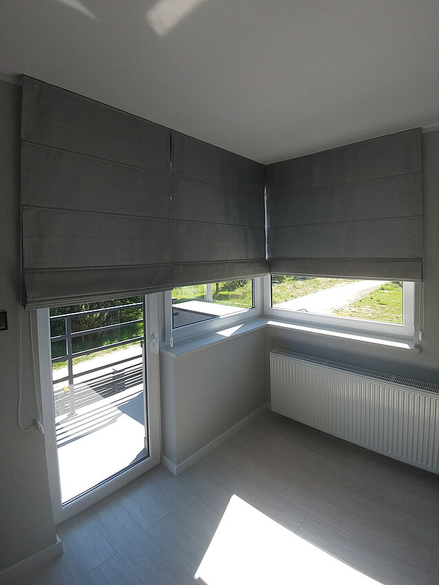 roleta rzymska szara materiałowa do okna balkonowego