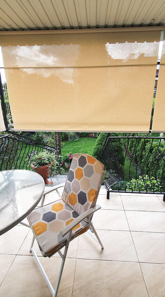 rolety wolnowiszące zaciemniające taras