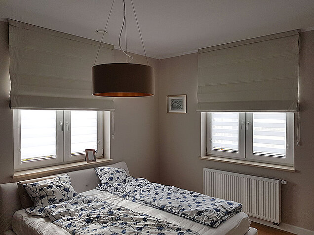 rolety rzymskie białe do sypialni na okna podwójne