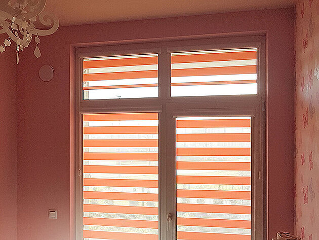 różowe rolety dzień noc