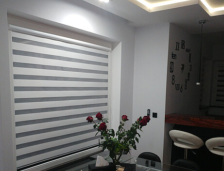 białe rolety dzień noc do stylowej kuchni kobyłka