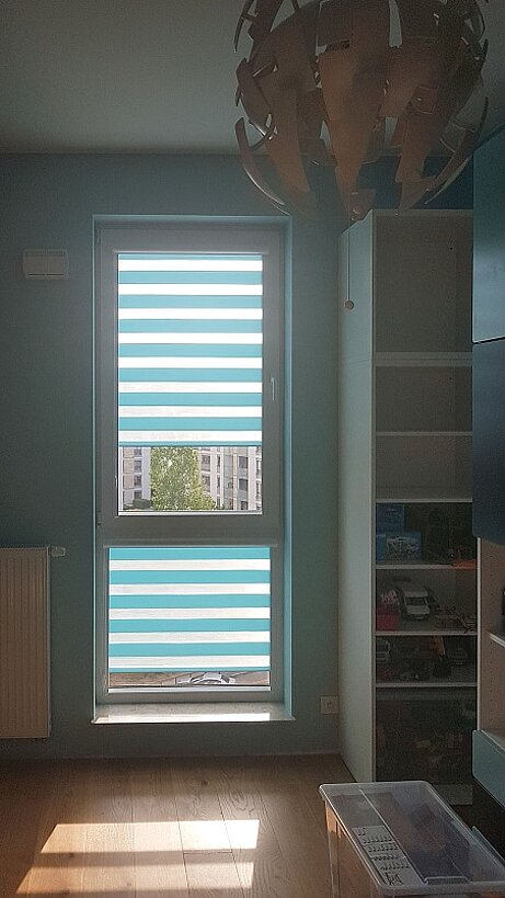 niebieskie rolety dzień noc do pokoju dziecięcego