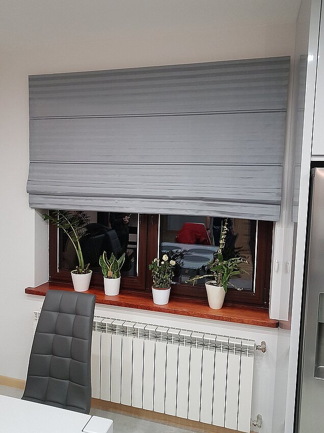 szare rolety rzymskie do kuchni aranżacja w wołominie