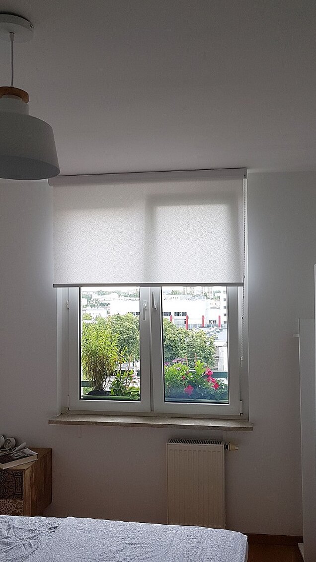 szara roleta wolnowisząca w sypialni wołomin