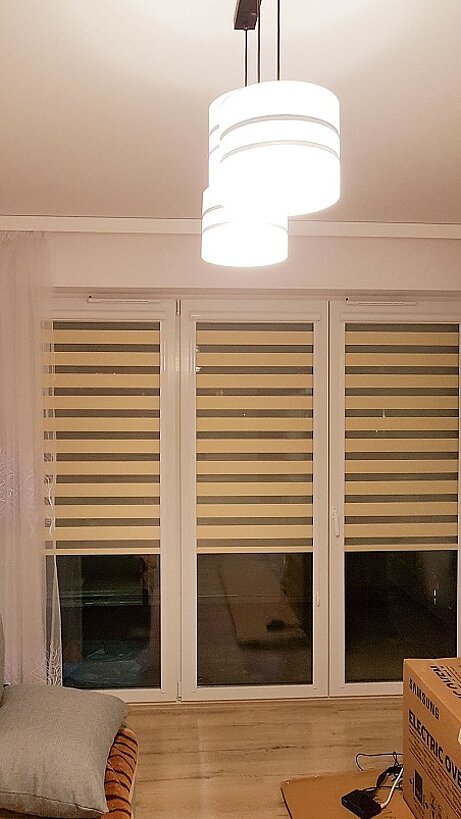 żółte rolety dzień noc do salonu