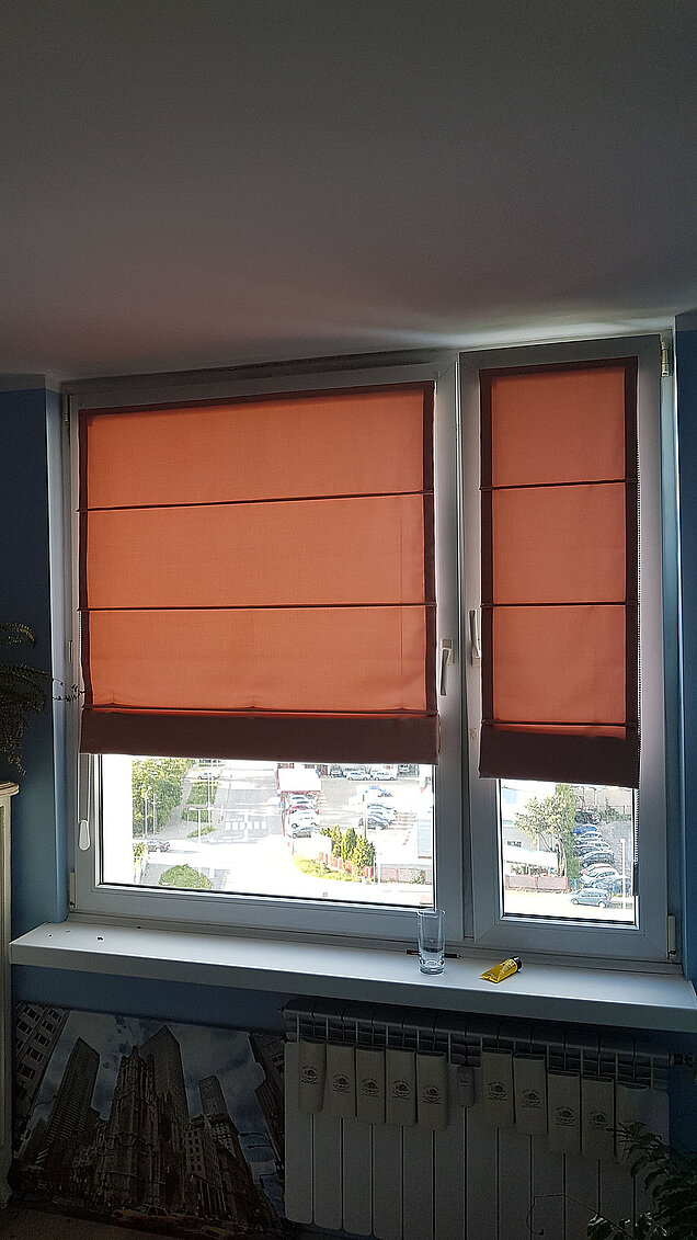 roleta rzymska zaciemniająca brązowa do pokoju młodzieżowego