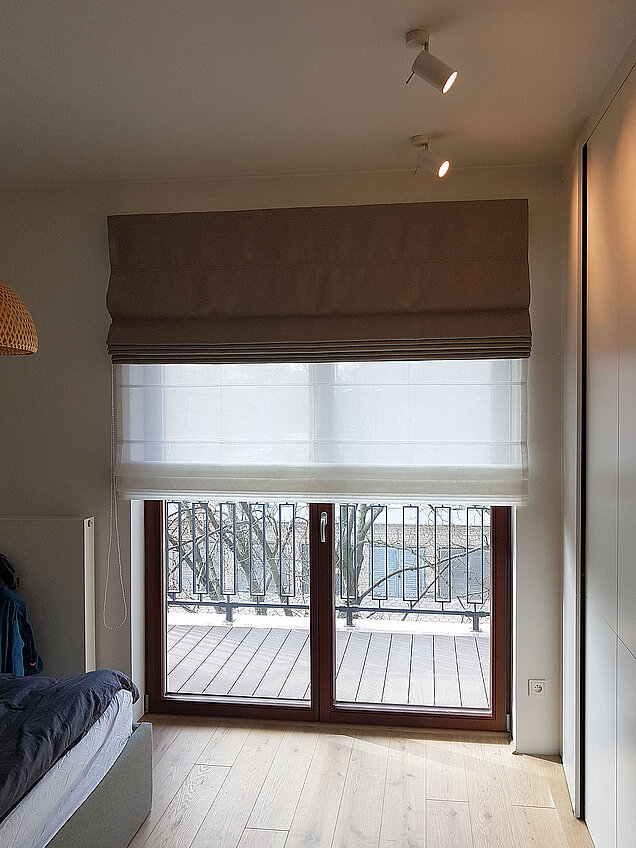 rzymska roleta biało czarna w sypialni