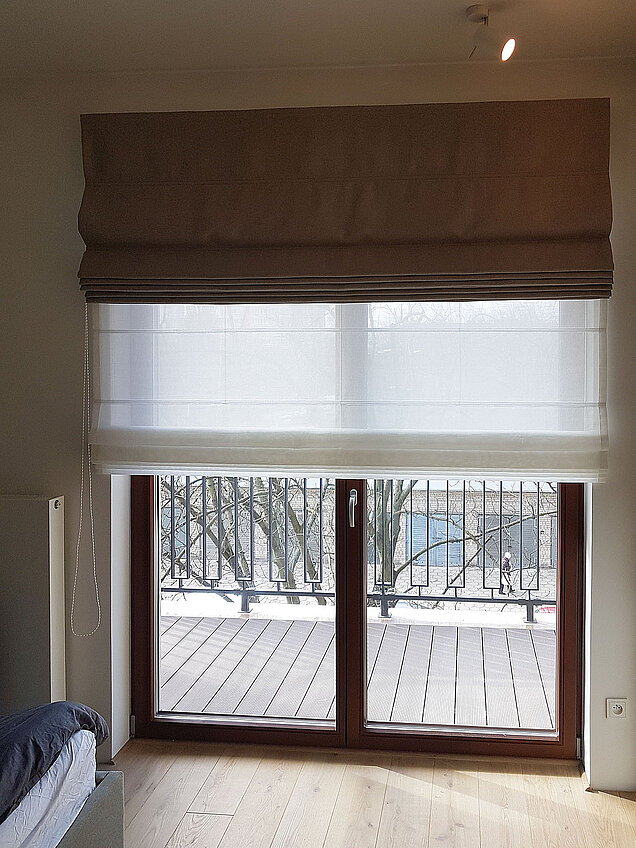 roleta rzymska biało czarna na okno balkonowe