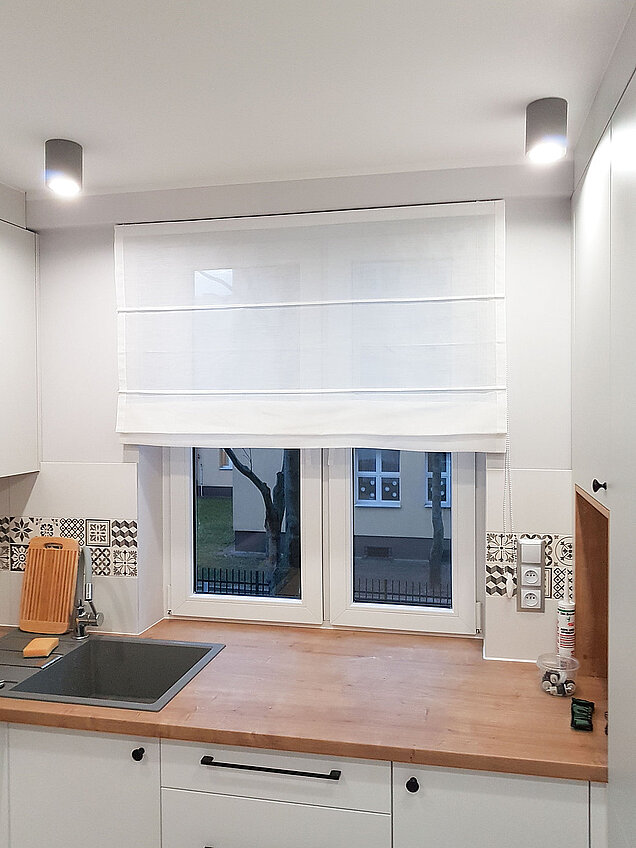 biała roleta rzymska w kuchni