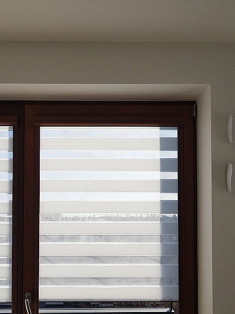 szara roleta dzień noc materiał