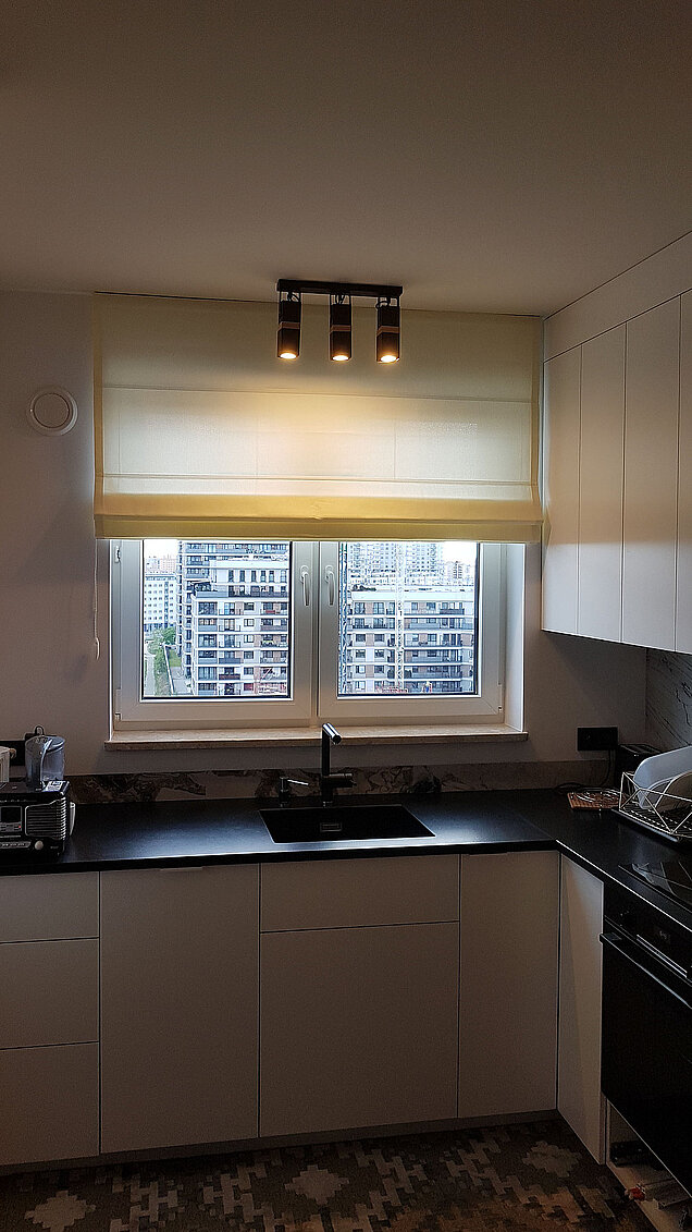 żółte rolety rzymskie półprzezroczyste do kuchni