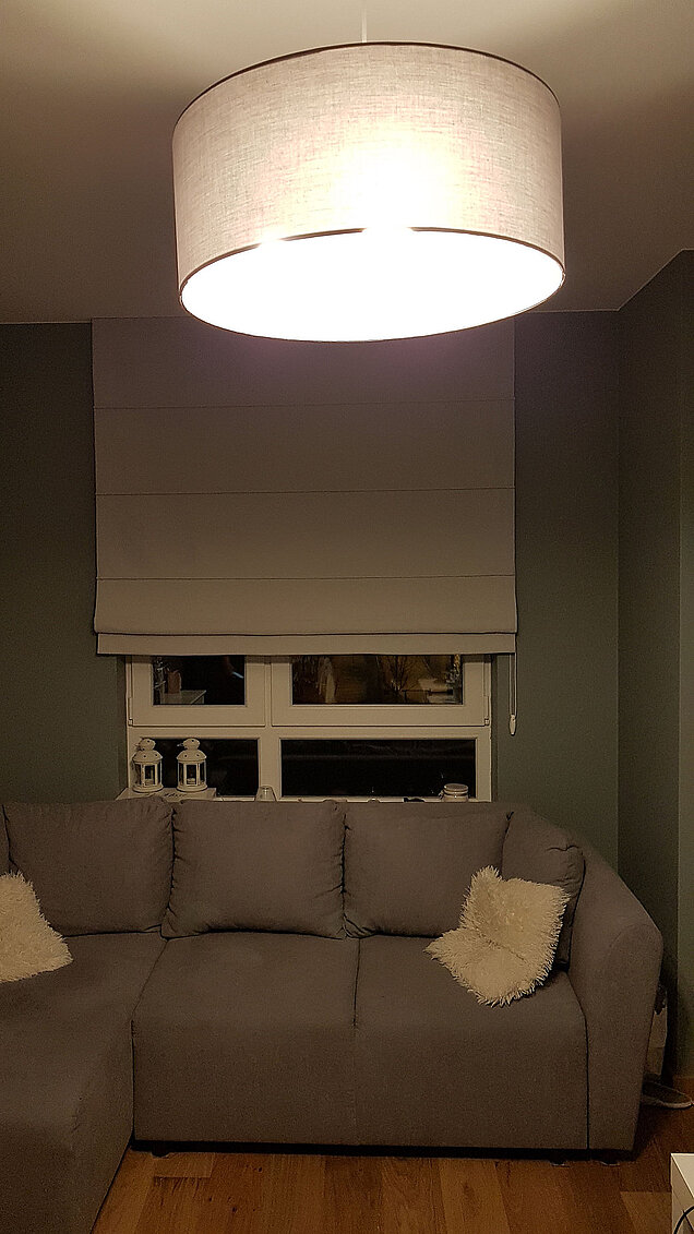 biała roleta rzymska do pokoju młodzieżowego ząbki