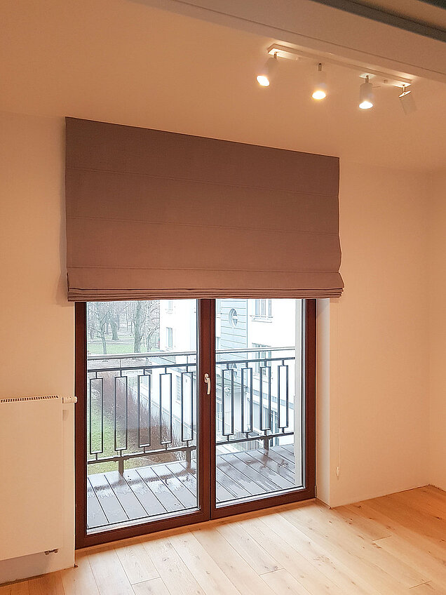 szara roleta rzymska na okno balkonowe żoliborz