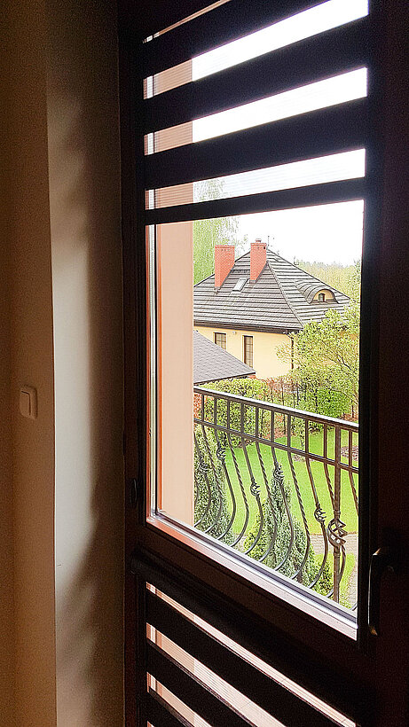 brązowe rolety dzień